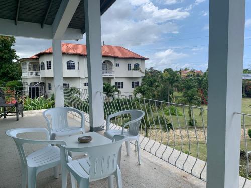 Rõdu/terrass, Suite Georgiana - Ensuite Double Bedroom, Cardiff Hall, Runaway Bay, One Mile to Beaches, 1 Hour Fro in Runaway Bay