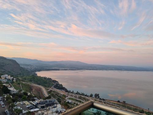 חלום מול נוף הכנרת, Tiberias