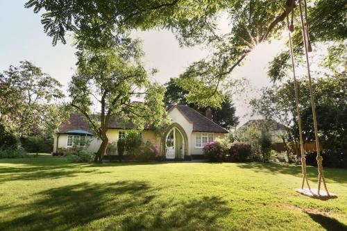 Plantagenet, A Historic Country Cottage with Pool and Hot Tub, Boughton Aulph
