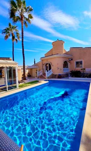 Casa Valdi, fantastic 4 bedroom house with private,heated swimming pool and barbecue, Ciudad Quesada