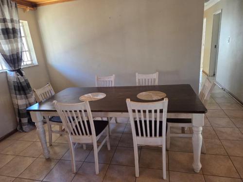 The WhiteHouse FarmHouse Overnight Stay in Modderrivier