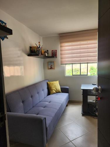 Habitación pequeña con sofacama