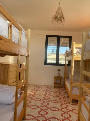 6 twin beds
