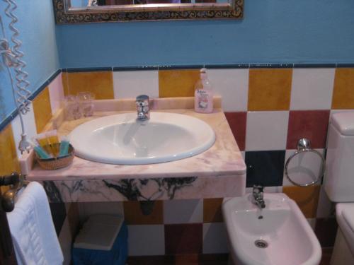 Hostal El Cascapenas de la Alpujarra - 화장실