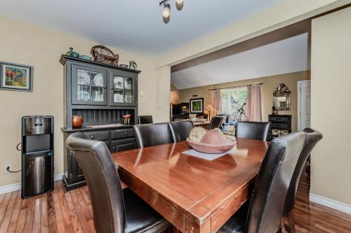 Artistic Haven By The Beach in Red Bay (ON)