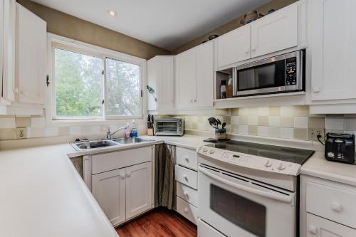 Artistic Haven By The Beach in Red Bay (ON)