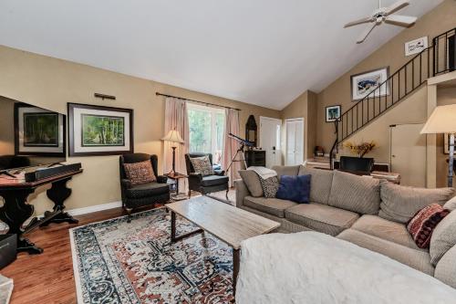 Artistic Haven By The Beach in Red Bay (ON)