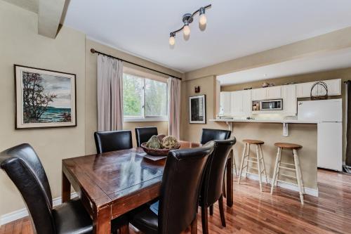 Artistic Haven By The Beach in Red Bay (ON)