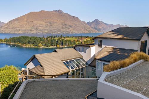 Five-Bedroom House image 5