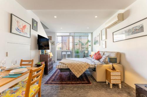 Elegant Apartment, Heart of Newtown with Secure Parking in Newtown