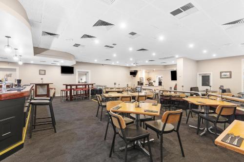 餐厅, The Commercial Hotel in 甘比尔山