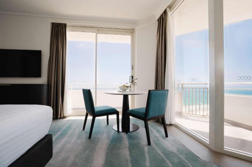 Sunset Oceanview Corner Room image 5