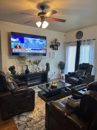 . Entire 3bedrooms 2bathrooms exquisite house