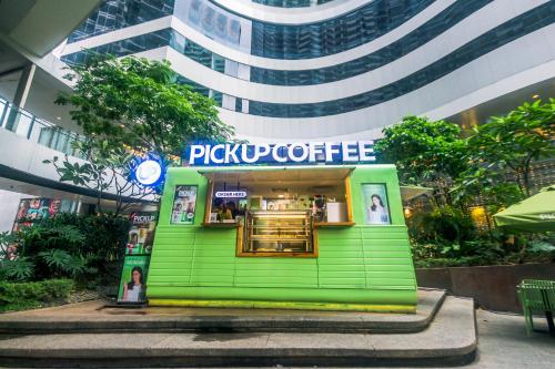 2 Bedroom Penthouse Air condo Makati Gym Swim Park 300 Mbps, Metro Manila