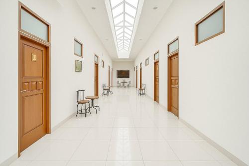 Фасада на хотела, Hotel Srikandi Syariah Mitra RedDoorz in Indihiang
