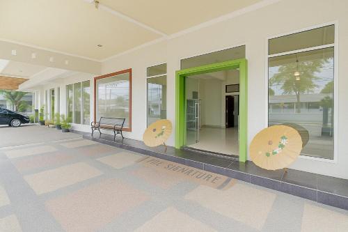 Вход, Hotel Srikandi Syariah Mitra RedDoorz in Indihiang