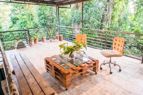 Rainforest Nest - KAHILOM, SAYA, JIVA Nest with Self-Service Breakfast, Outdoor Dining, Bats! – khách sạn tại Subic Bay Freeport Zone