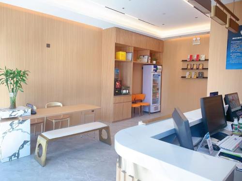 Shared lounge/TV area, Super 8 Hotel in Mentougou District