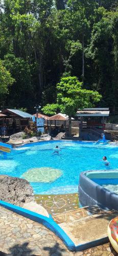 Twin Hearts Resort Pool Cabin 2 in 哈薩安