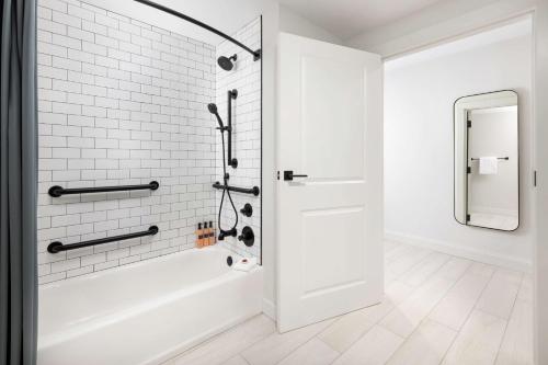 Queen Room with Two Queen Beds and Accessible Tub