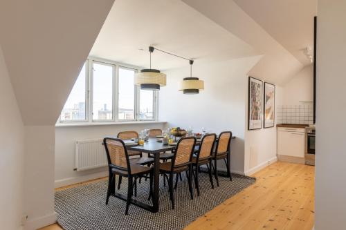  Bright 3BR Apartment with Balcony and Amazing Lake View in Kopenhagen