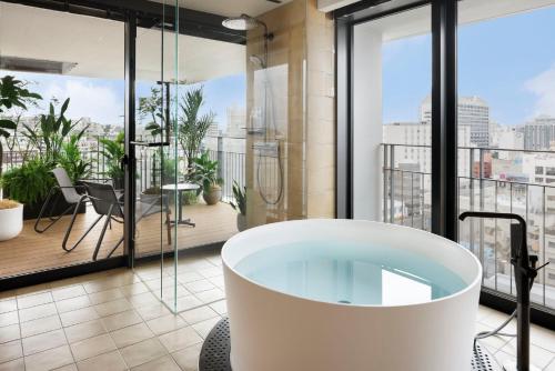 Suite with Terrace & View  Bath - 10 Floor with Lounge Access & Free Mini-Bar image 6