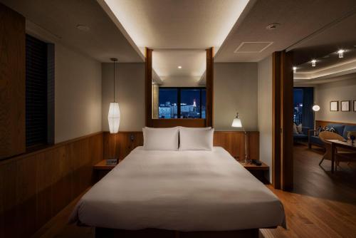 Suite with Terrace & View  Bath - 10 Floor with Lounge Access & Free Mini-Bar image 7