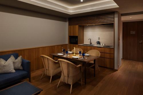 Suite with Terrace & View  Bath - 10 Floor with Lounge Access & Free Mini-Bar image 8