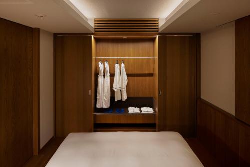 Suite with Terrace & View  Bath - 10 Floor with Lounge Access & Free Mini-Bar image 5