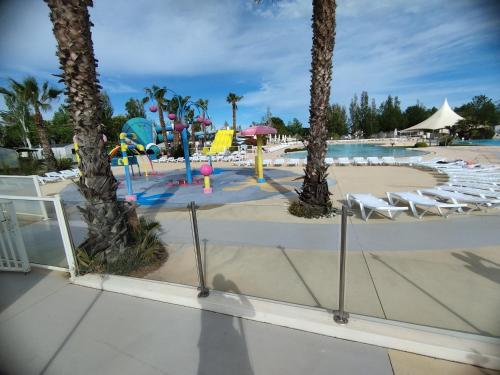 Swimming pool, mobil home Vias plage near Le Saint Pierre
