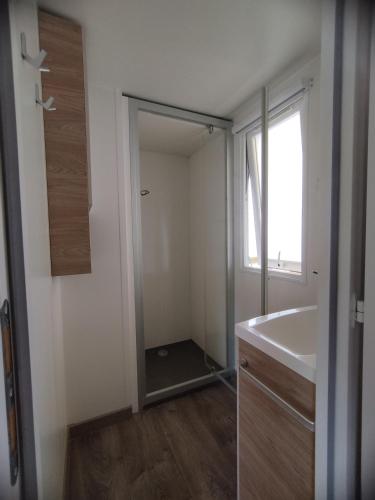 Bathroom, mobil home Vias plage near Le Saint Pierre