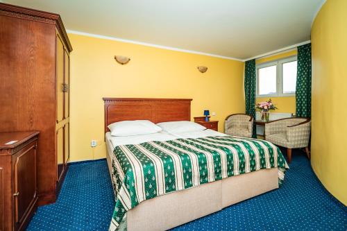 Double or Twin Room image 5