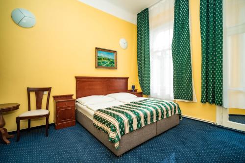 Double or Twin Room image 6