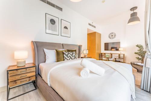 Studio Near Burj Khalifa and Dubai Mall with City and Pool Views, Claren Tower 1, Downtown Dubai by Deluxe Holiday Homes, Dubaj (zdjęcie 3)