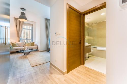 Studio Near Burj Khalifa and Dubai Mall with City and Pool Views, Claren Tower 1, Downtown Dubai by Deluxe Holiday Homes, Dubaj (zdjęcie 7)