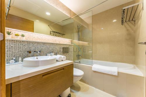 Studio Near Burj Khalifa and Dubai Mall with City and Pool Views, Claren Tower 1, Downtown Dubai by Deluxe Holiday Homes, Dubaj (zdjęcie 8)