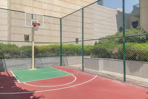 Studio Near Burj Khalifa and Dubai Mall with City and Pool Views, Claren Tower 1, Downtown Dubai by Deluxe Holiday Homes, Dubaj (zdjęcie 9)