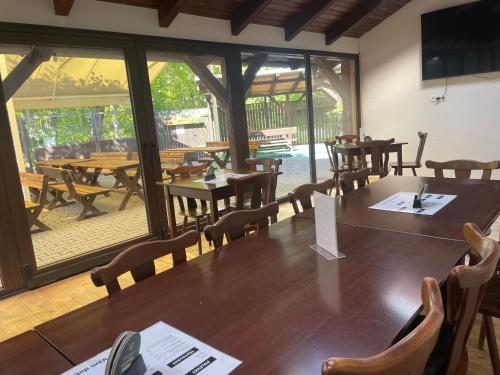 U Buku in คลาดโน