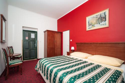 Deluxe Double or Twin Room image 10