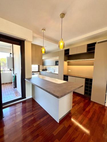 Stylish spacious 3-bedroom apartment, open-space kitchen, 3 balconies!, Roma