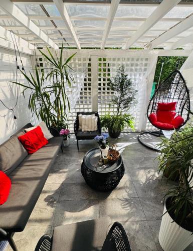 Aici te simți ca acasa 2 (Aici te simti ca acasa 2) near Iași International Airport