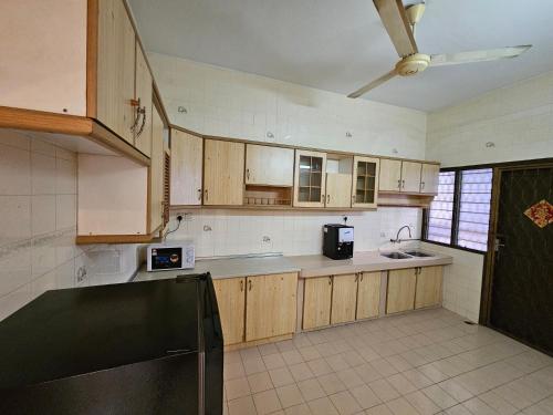 Kitchen, EasyStay Hostel in Taman Bandaraya