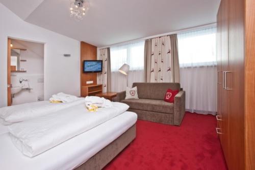 2 twin beds, 1 sofa bed