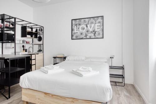 JOIVY Stylish Double Studios near Metro Station, Mailand