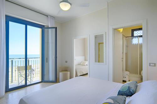 1 queen bed, 2 twin beds