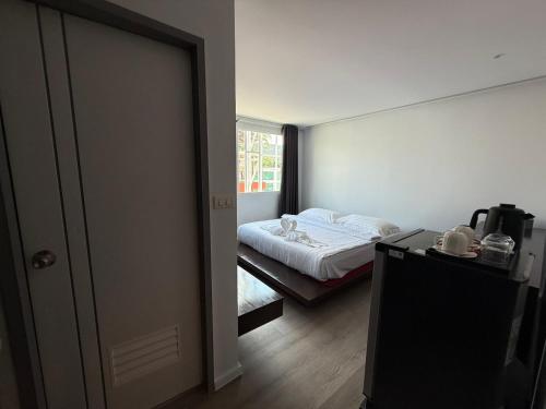 Standard Queen Room image 6