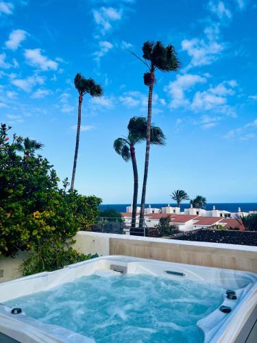 Villa with sea view and luxury heated pool, San Miguel de Abona (photo 2)
