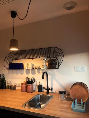 virtuve, LA MAISON DES BOIS D'OCRE - Gîte Appart Design - Clim Pkg Wifi Jardin à 10mn de Dijon (LA MAISON DES BOIS D'OCRE - Gite Appart Design - Clim Pkg Wifi Jardin a 10mn de Dijon) in Messigny-et-Vantoux