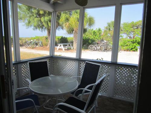 Tropical Winds Beachfront Motel and Cottages - image 12