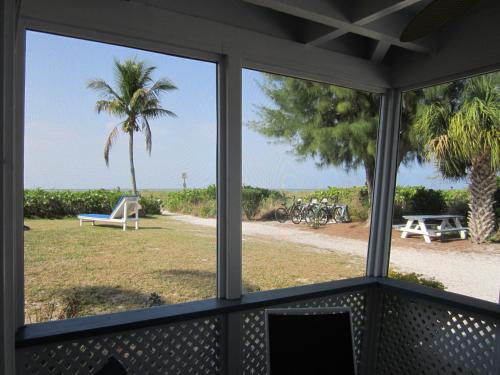 Tropical Winds Beachfront Motel and Cottages - image 13
